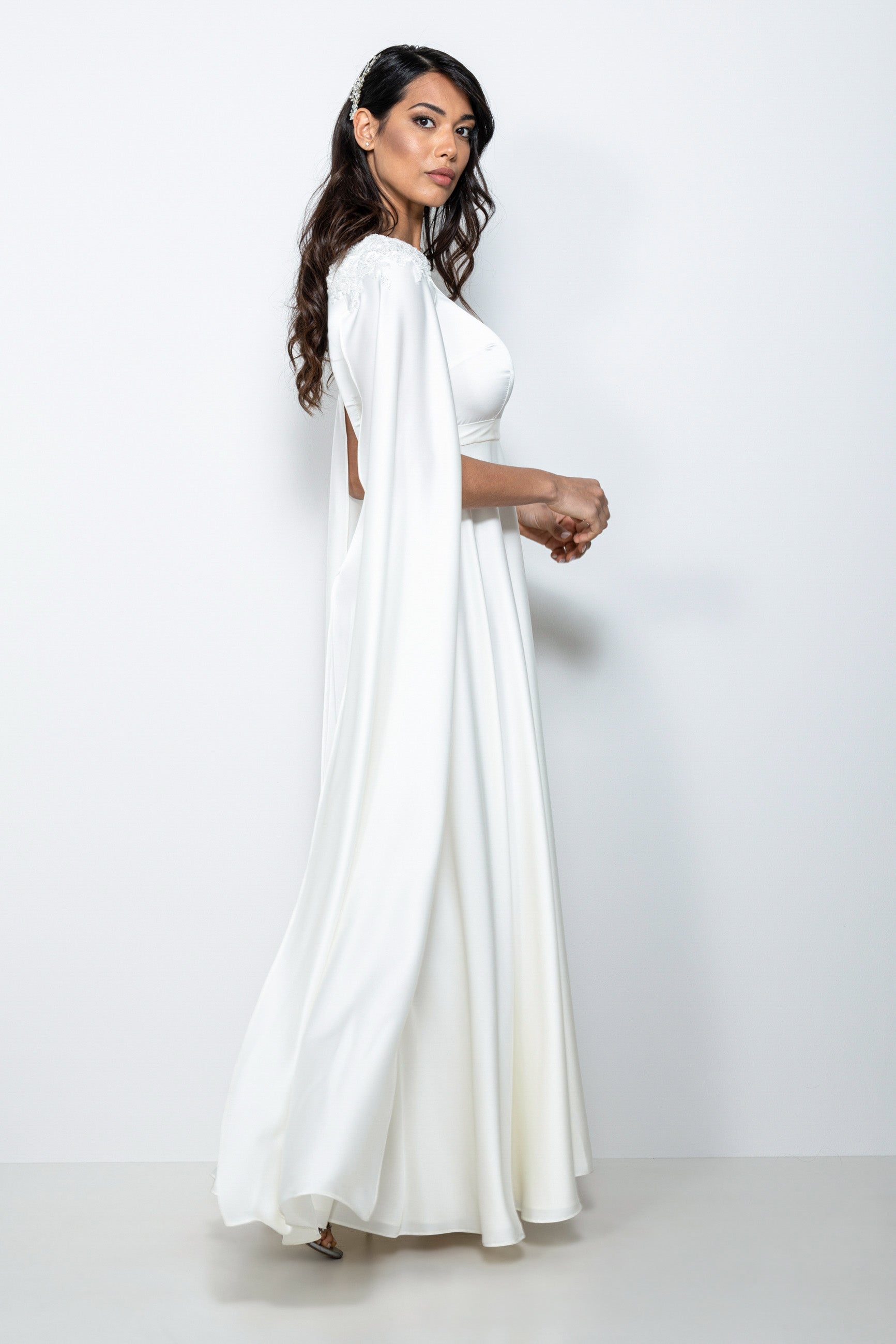Abito da sposa lungo in satin con maniche ad ali e ricami sulle spalle – Sofia Provera Atelier