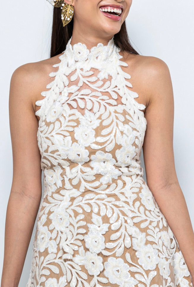 Abito corto da sposa in pizzo floreale con scollo all’americana – Sofia Provera Atelier