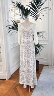 Abito da sposa lungo in pizzo rebrodé bianco con scollo a V e maniche 3/4 – Sofia Provera Atelier