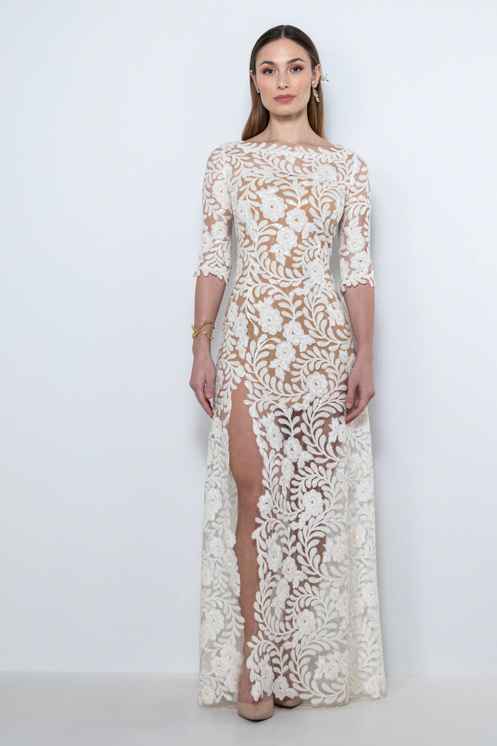Abito da sposa lungo in pizzo floreale con paillettes – Sofia Provera Atelier