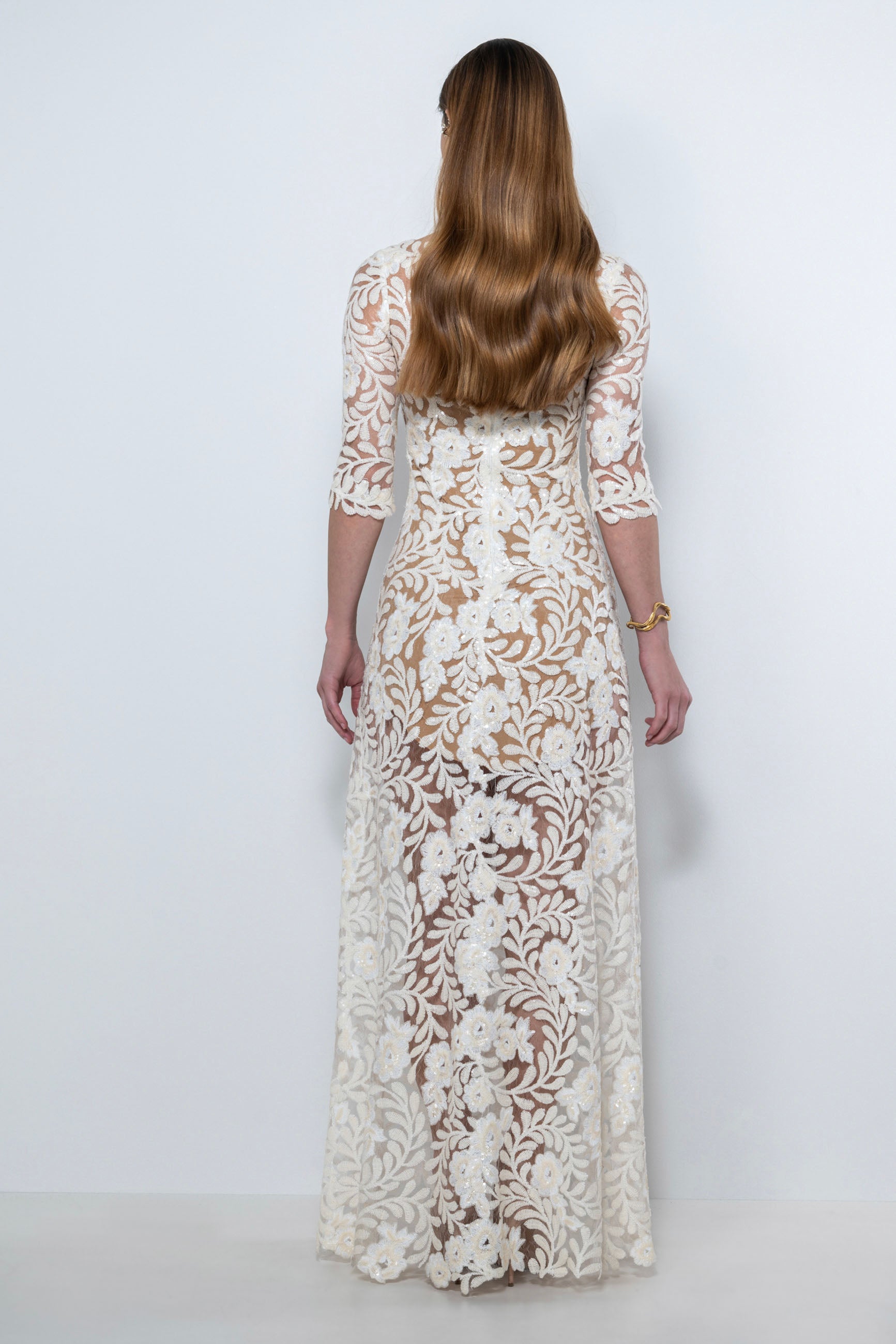Abito da sposa lungo in pizzo floreale con paillettes – Sofia Provera Atelier