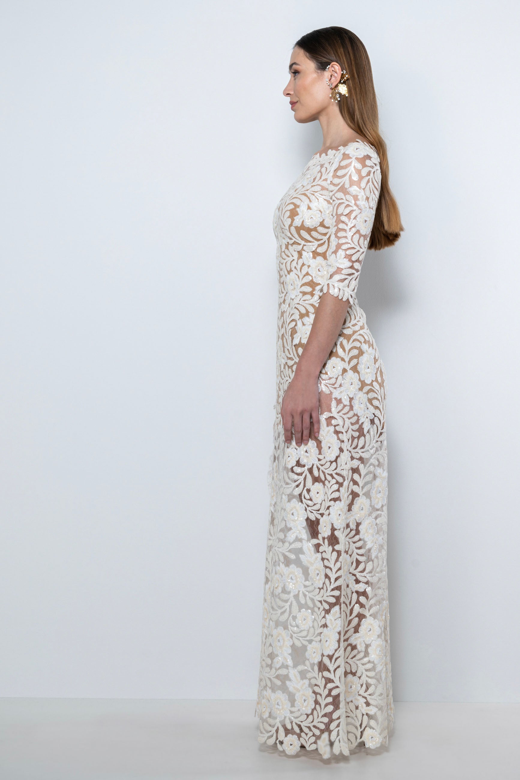 Abito da sposa lungo in pizzo floreale con paillettes – Sofia Provera Atelier