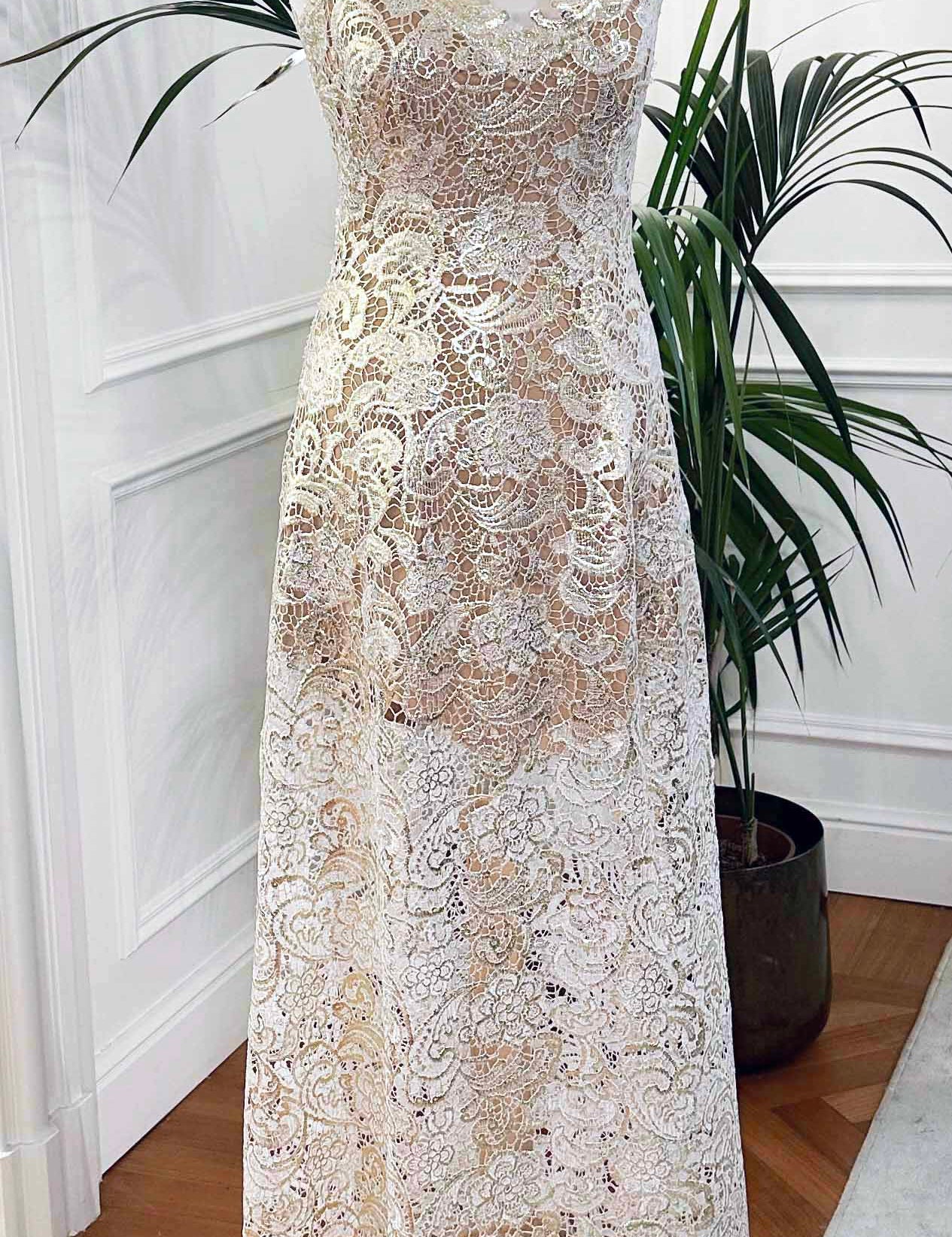 Abito da sposa in macramè bianco e oro “Costellazione” con scollo a V e fodera nude, Sofia Provera Atelier