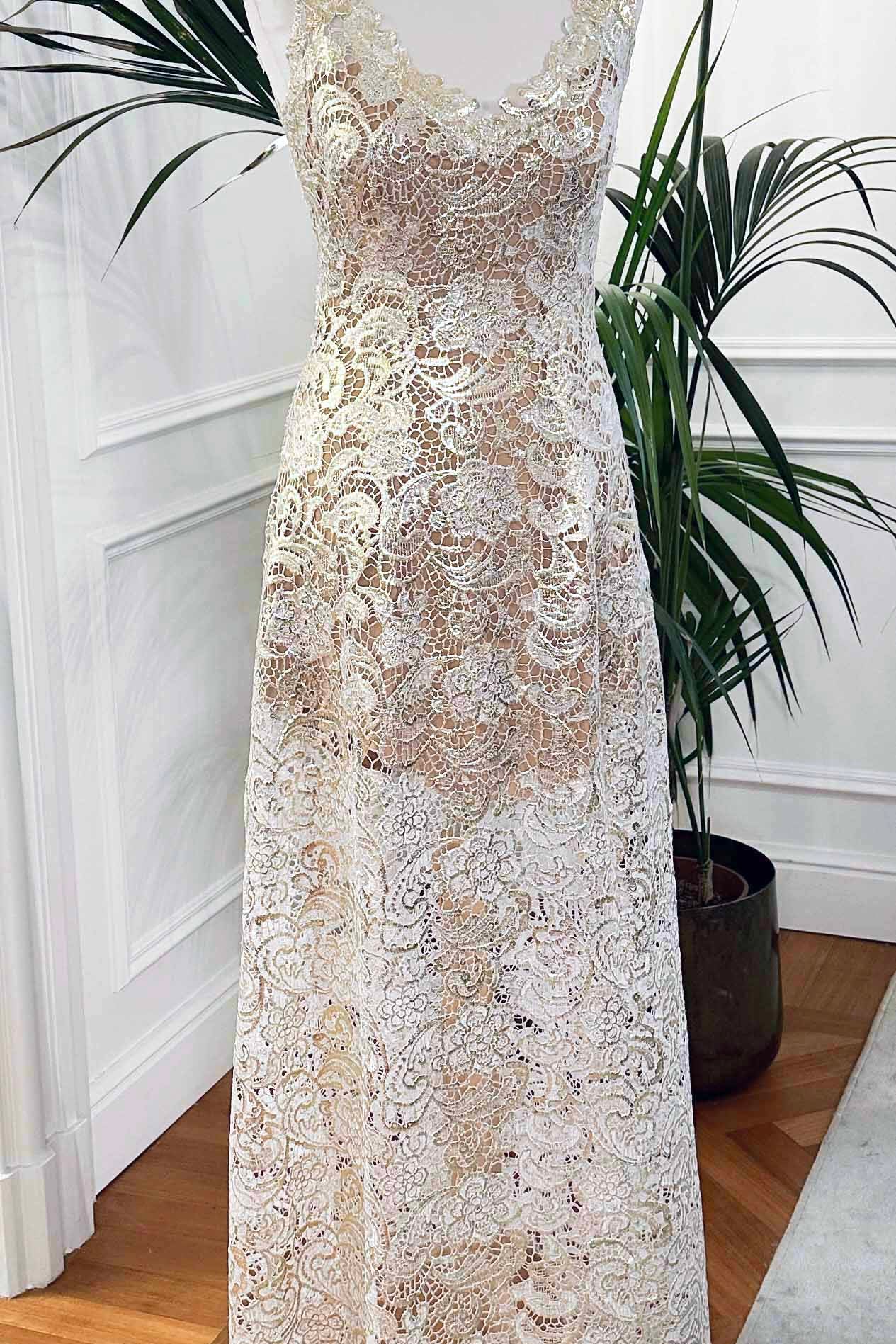Abito da sposa in macramè bianco e oro “Costellazione” con scollo a V e fodera nude, Sofia Provera Atelier
