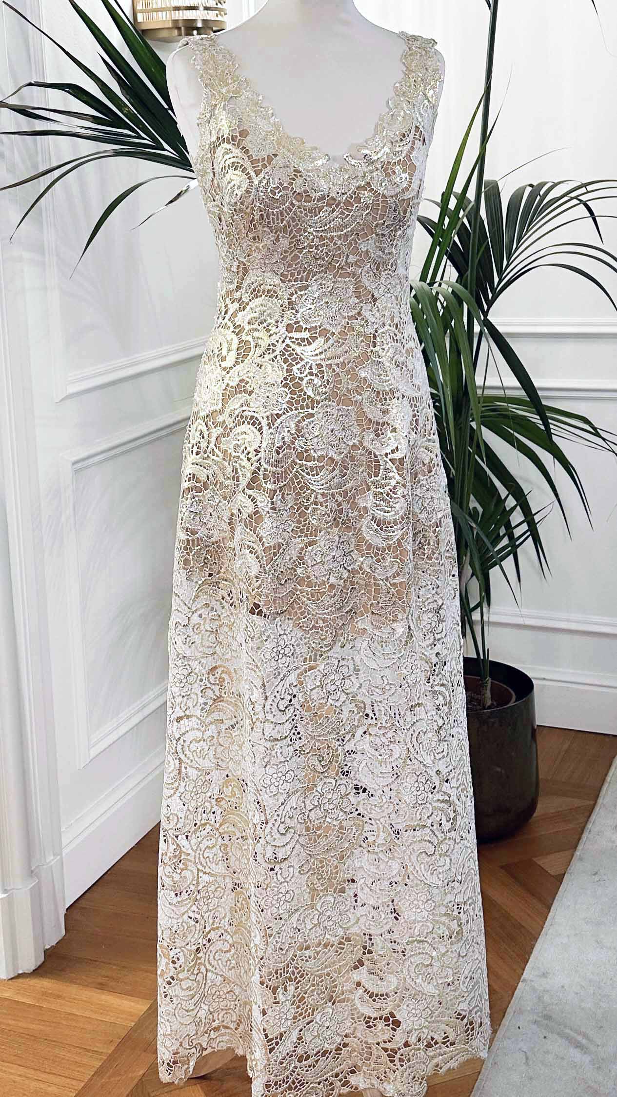 Abito da sposa in macramè bianco e oro “Costellazione” con scollo a V e fodera nude, Sofia Provera Atelier