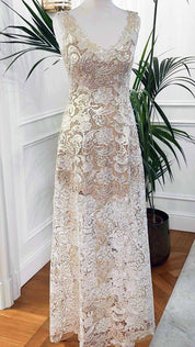 Abito da sposa in macramè bianco e oro “Costellazione” con scollo a V e fodera nude, Sofia Provera Atelier