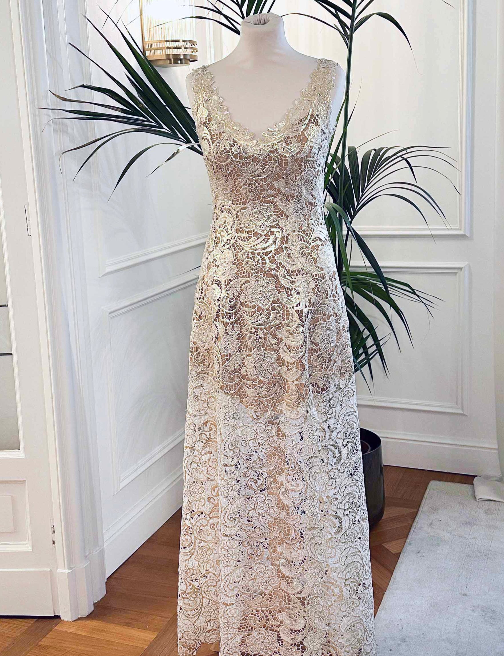 Abito da sposa in macramè bianco e oro “Costellazione” con scollo a V e fodera nude, Sofia Provera Atelier