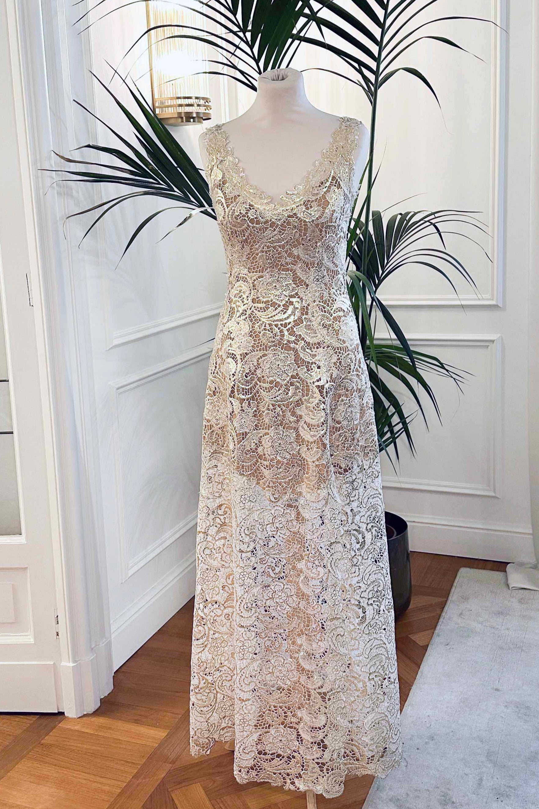 Abito da sposa in macramè bianco e oro “Costellazione” con scollo a V e fodera nude, Sofia Provera Atelier