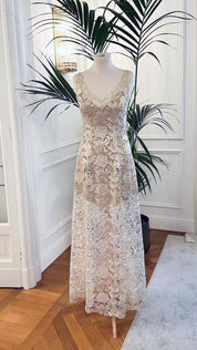 Abito da sposa in macramè bianco e oro “Costellazione” con scollo a V e fodera nude, Sofia Provera Atelier