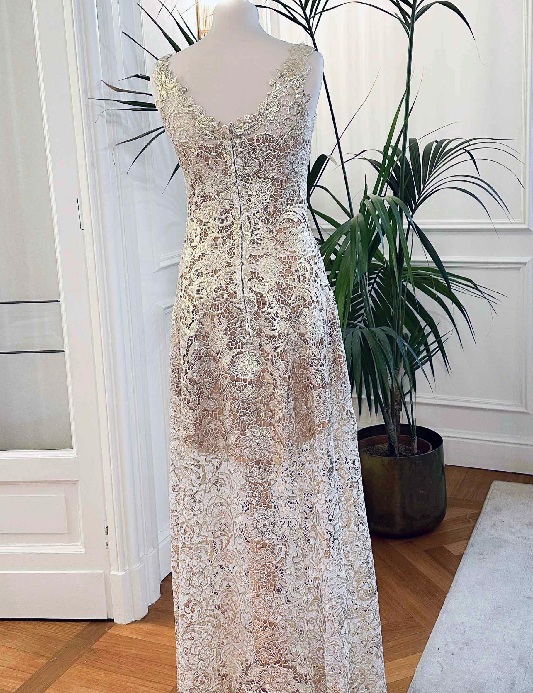 Abito da sposa in macramè bianco e oro “Costellazione” con scollo a V e fodera nude, Sofia Provera Atelier