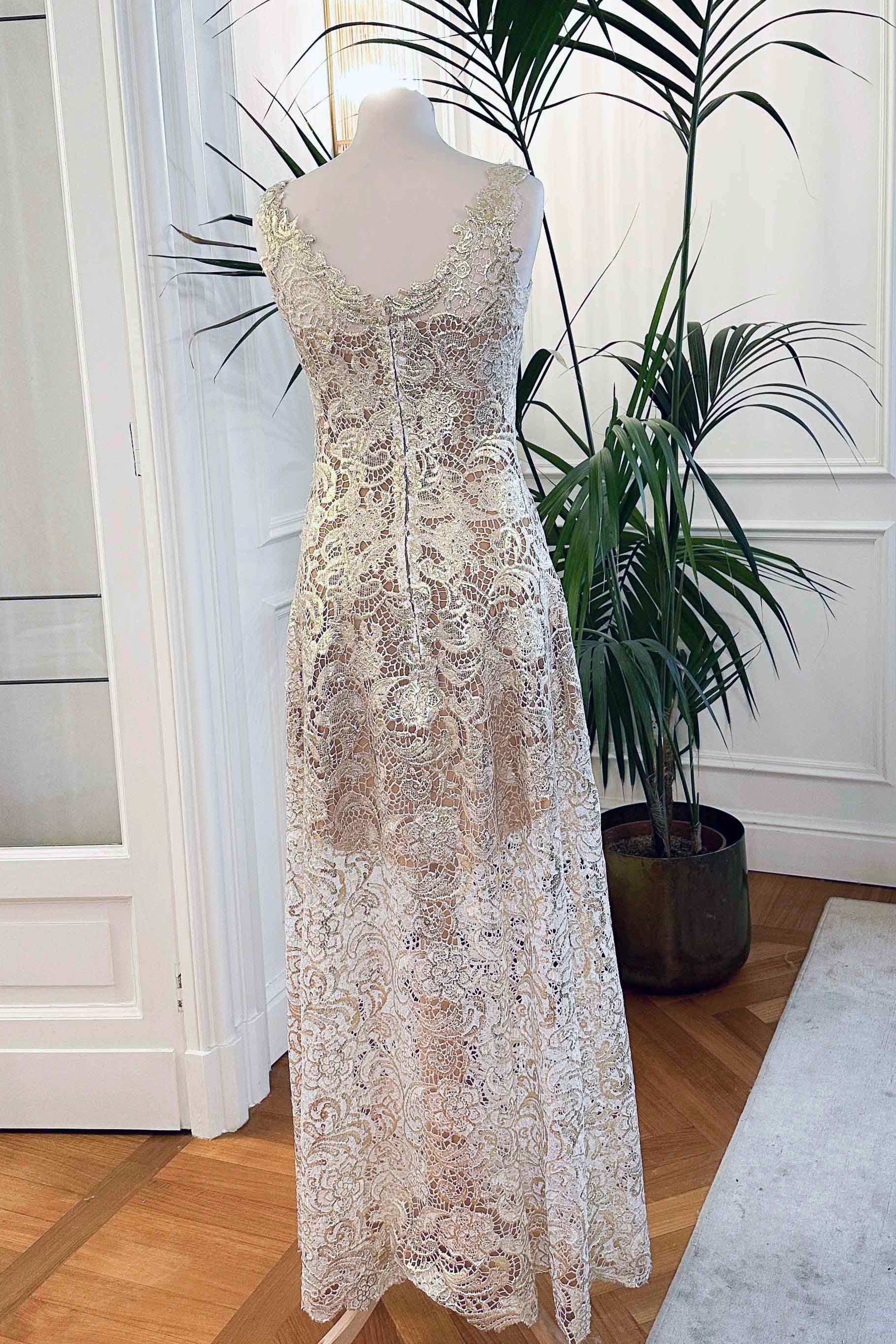 Abito da sposa in macramè bianco e oro “Costellazione” con scollo a V e fodera nude, Sofia Provera Atelier