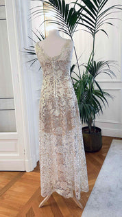 Abito da sposa in macramè bianco e oro “Costellazione” con scollo a V e fodera nude, Sofia Provera Atelier