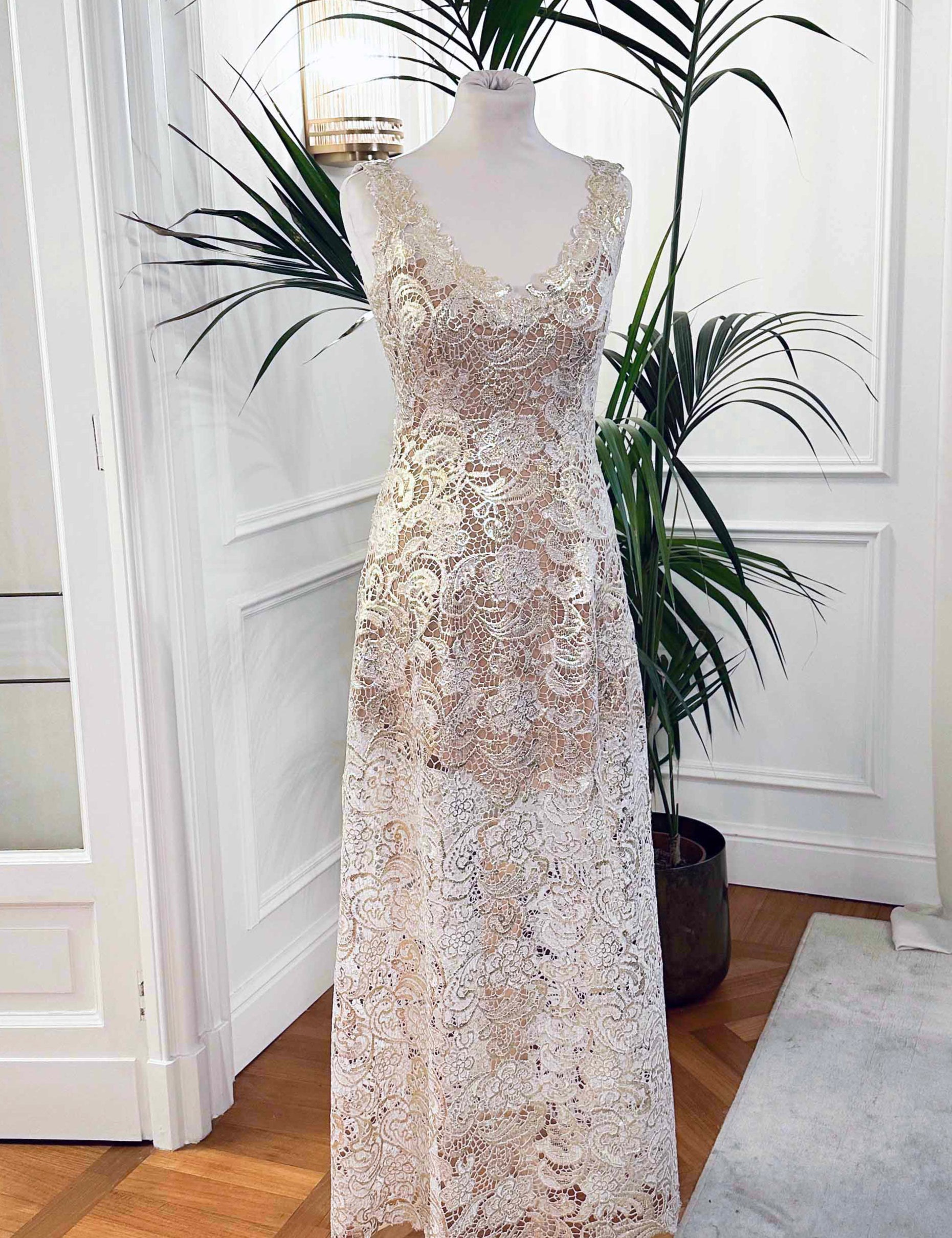 Abito da sposa in macramè bianco e oro “Costellazione” con scollo a V e fodera nude, Sofia Provera Atelier