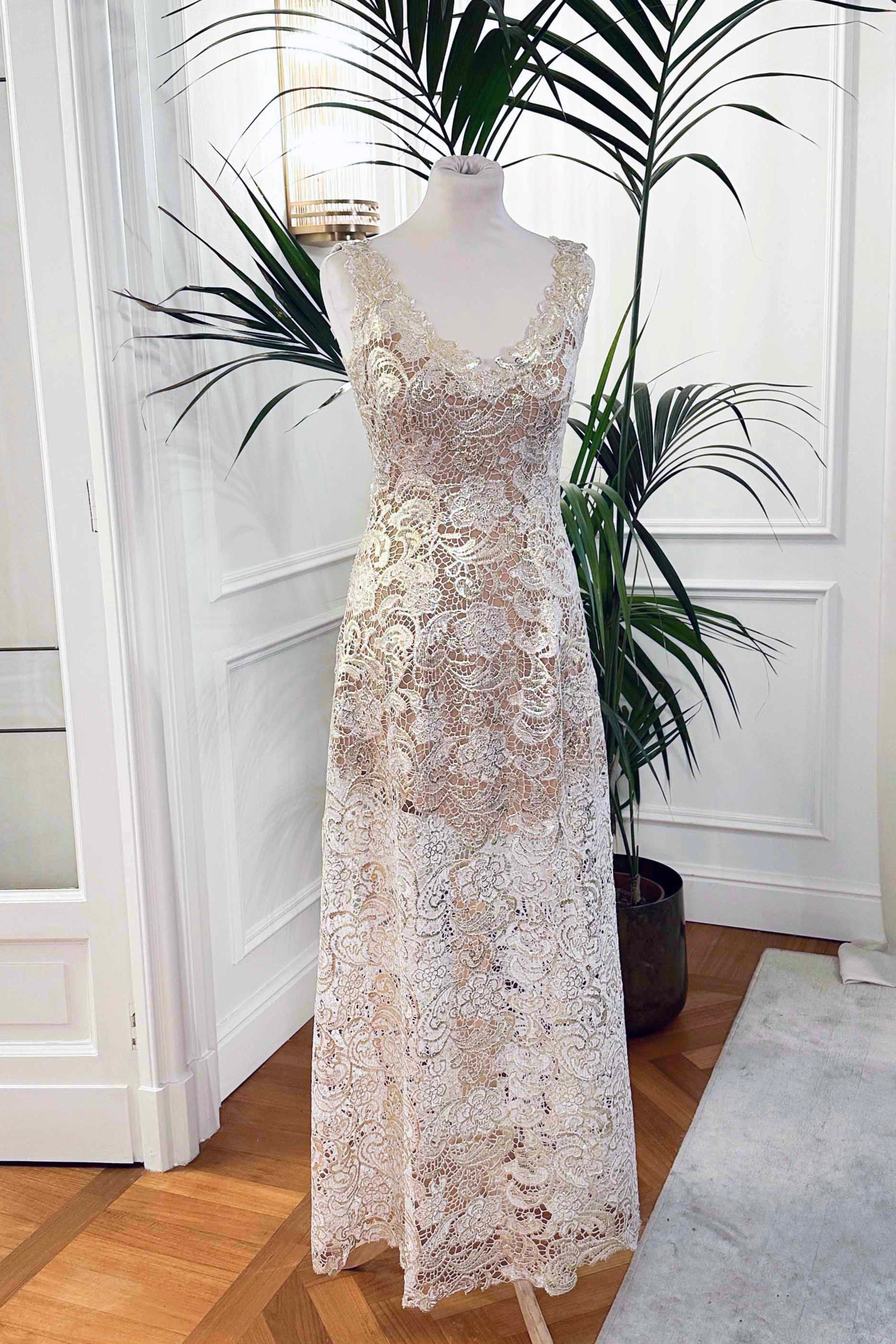 Abito da sposa in macramè bianco e oro “Costellazione” con scollo a V e fodera nude, Sofia Provera Atelier