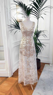 Abito da sposa in macramè bianco e oro “Costellazione” con scollo a V e fodera nude, Sofia Provera Atelier