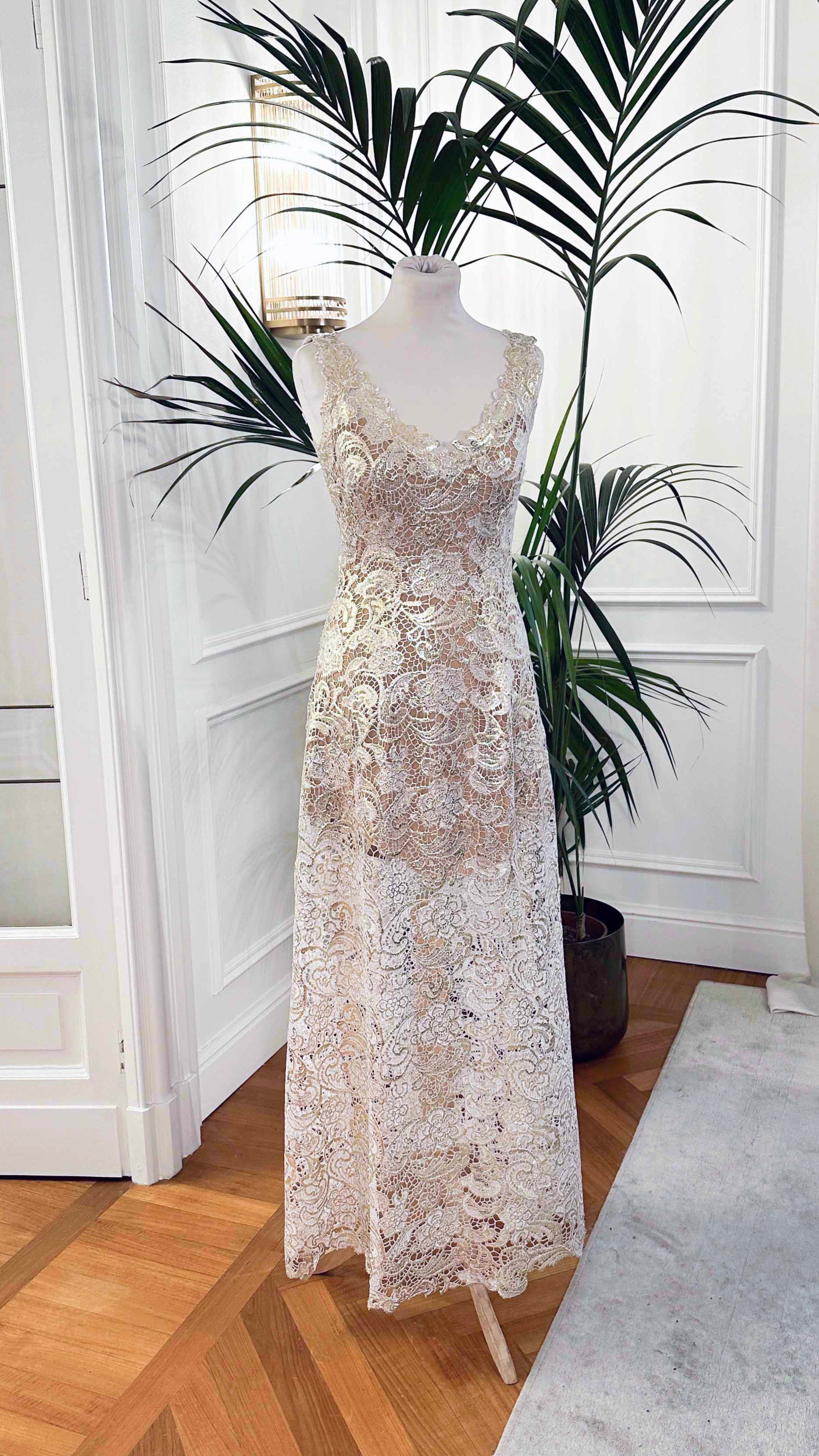 Abito da sposa in macramè bianco e oro “Costellazione” con scollo a V e fodera nude, Sofia Provera Atelier