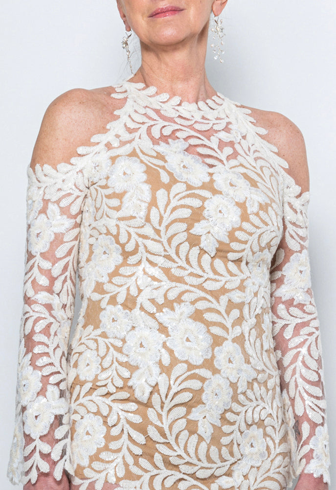 Abito da sposa lungo in pizzo con scollo all’americana e spacco laterale – Sofia Provera Atelier