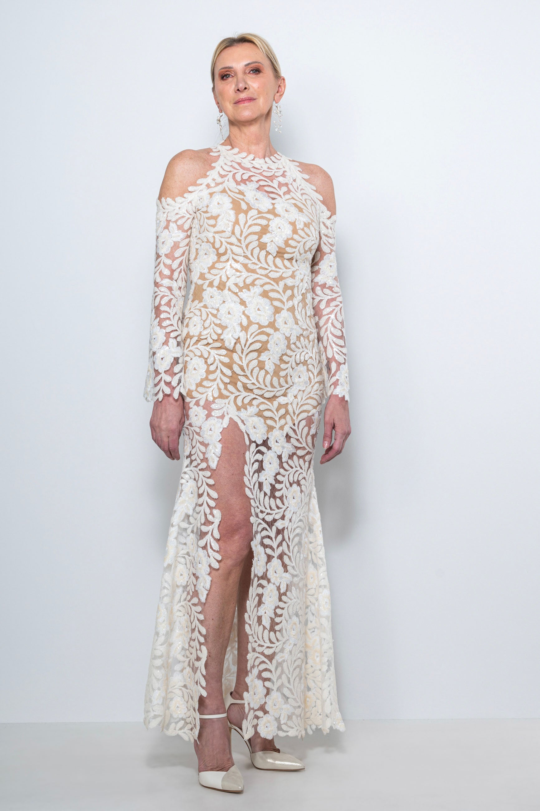 Abito da sposa lungo in pizzo con scollo all’americana e spacco laterale – Sofia Provera Atelier