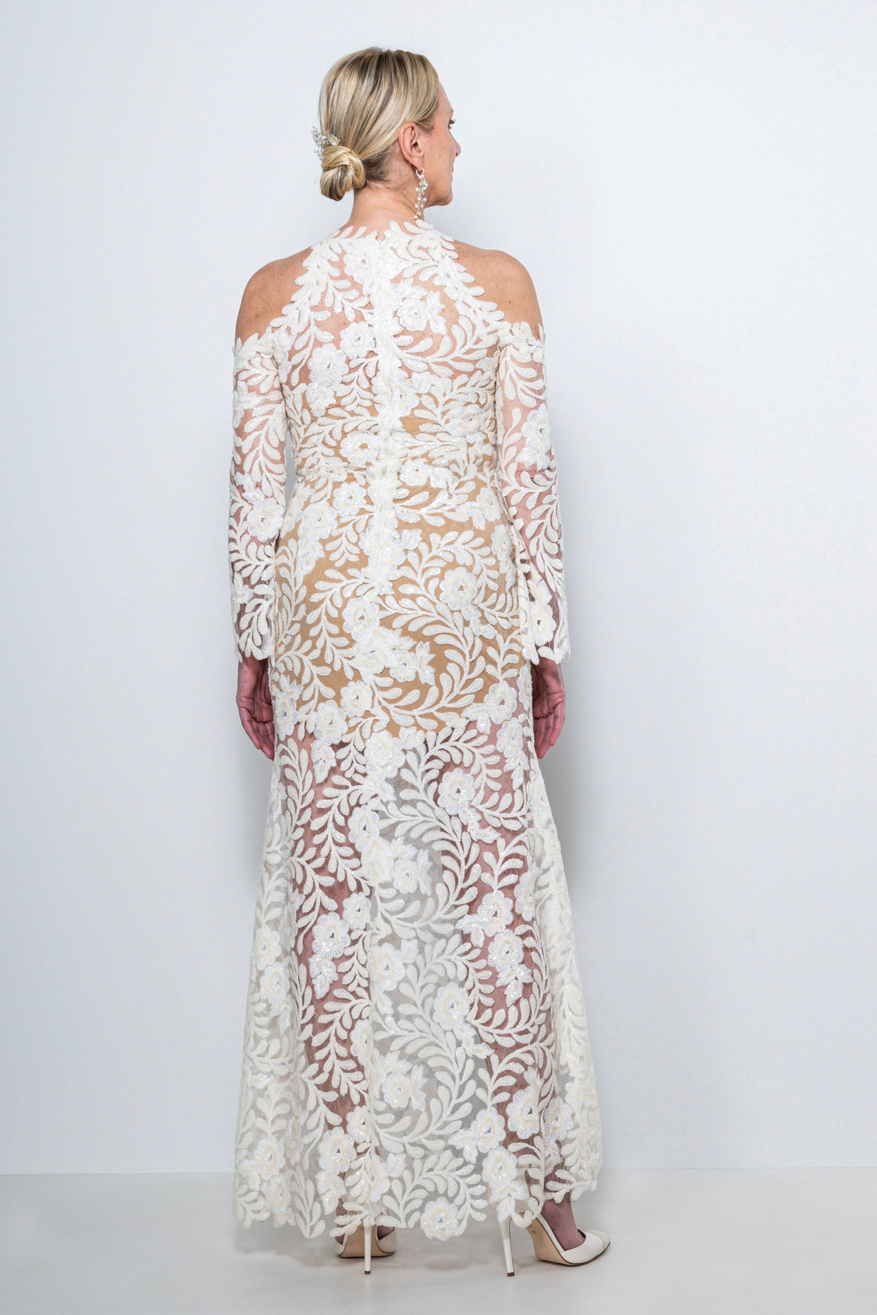Abito da sposa lungo in pizzo con scollo all’americana e spacco laterale – Sofia Provera Atelier
