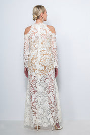 Abito da sposa lungo in pizzo con scollo all’americana e spacco laterale – Sofia Provera Atelier