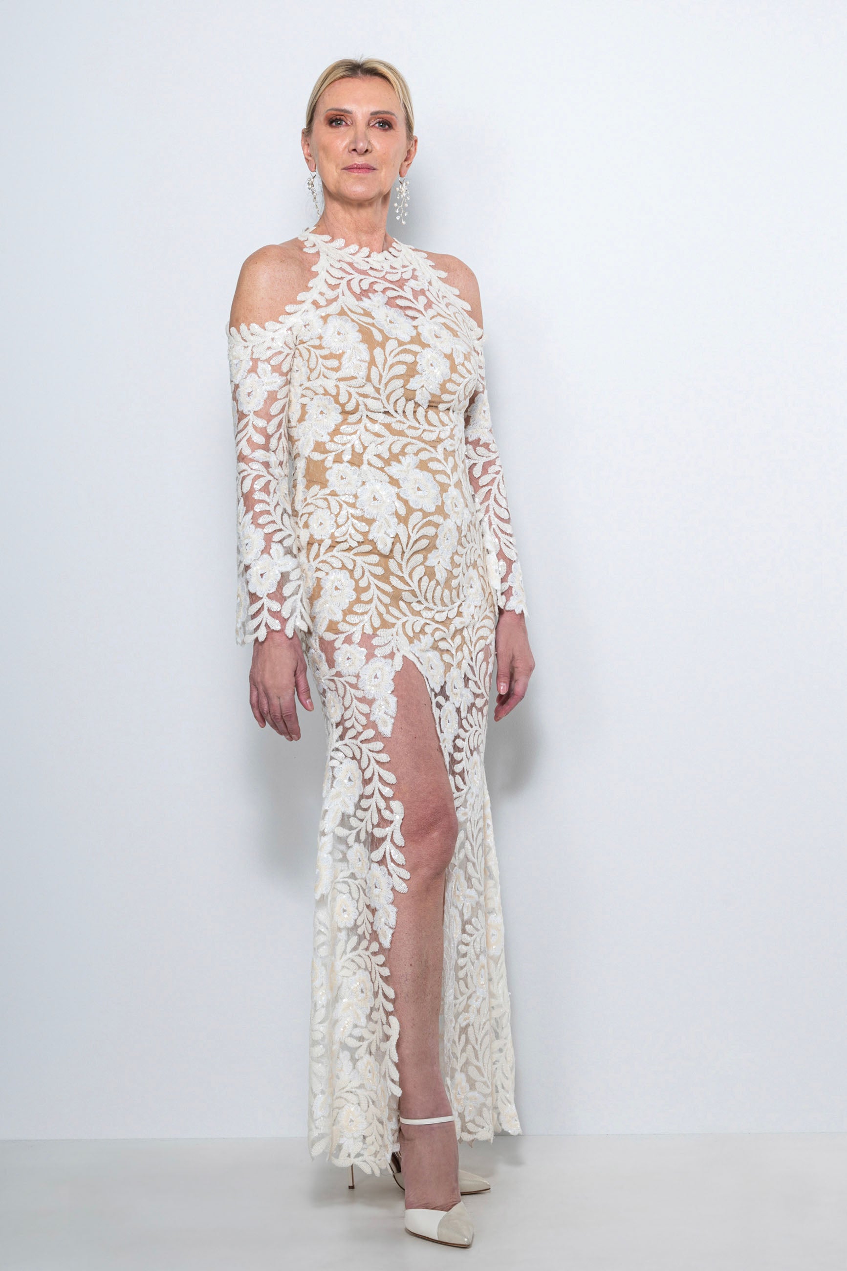 Abito da sposa lungo in pizzo con scollo all’americana e spacco laterale – Sofia Provera Atelier