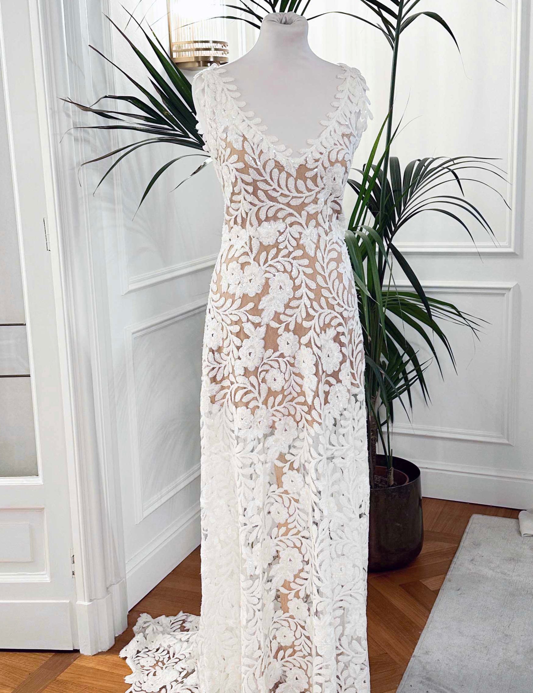 Abito da sposa lungo in pizzo bianco con strascico, scollo a V e paillettes luminose – Sofia Provera Atelier