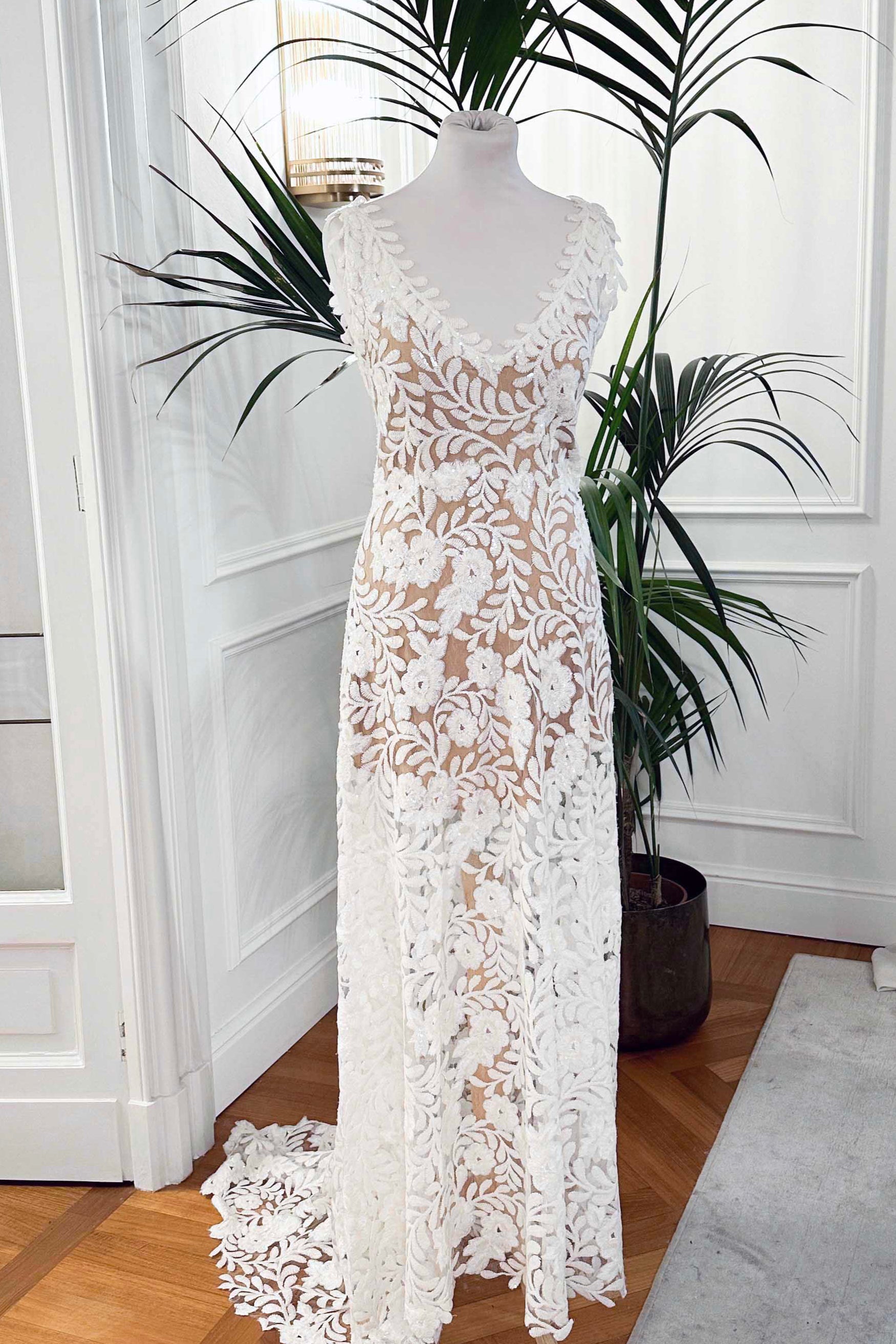 Abito da sposa lungo in pizzo bianco con strascico, scollo a V e paillettes luminose – Sofia Provera Atelier