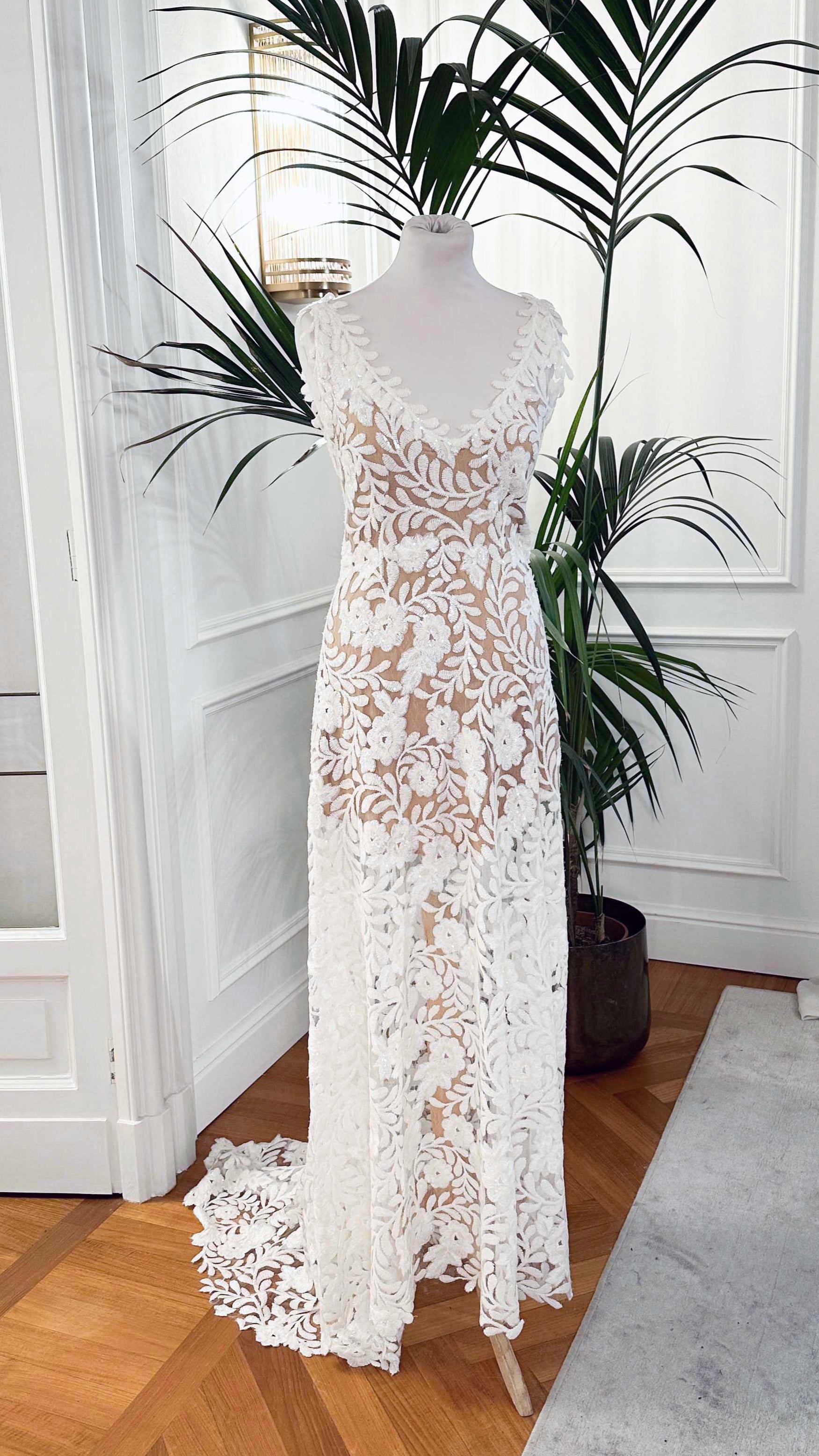 Abito da sposa lungo in pizzo bianco con strascico, scollo a V e paillettes luminose – Sofia Provera Atelier