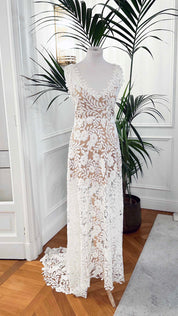 Abito da sposa lungo in pizzo bianco con strascico, scollo a V e paillettes luminose – Sofia Provera Atelier