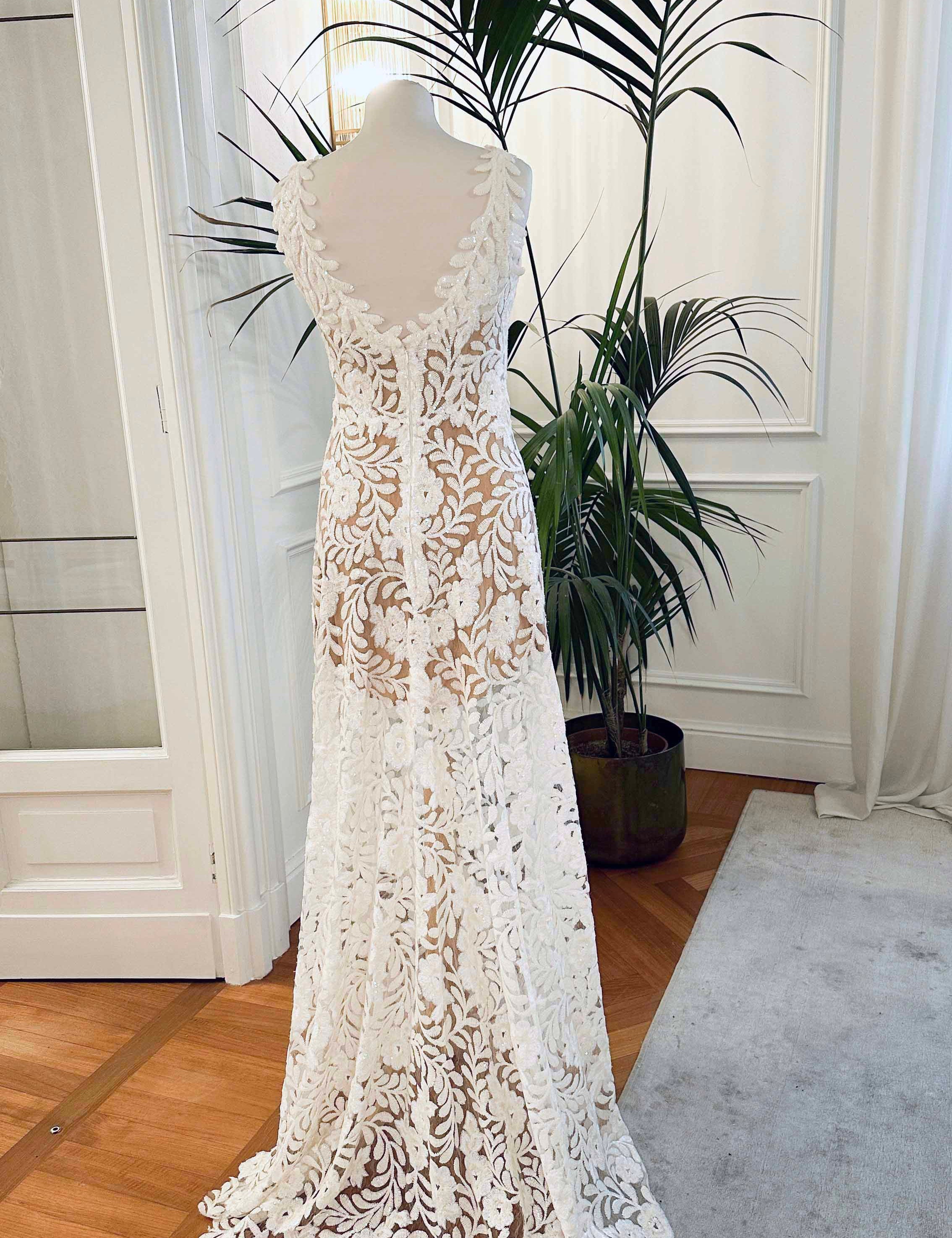 Abito da sposa lungo in pizzo bianco con strascico, scollo a V e paillettes luminose – Sofia Provera Atelier