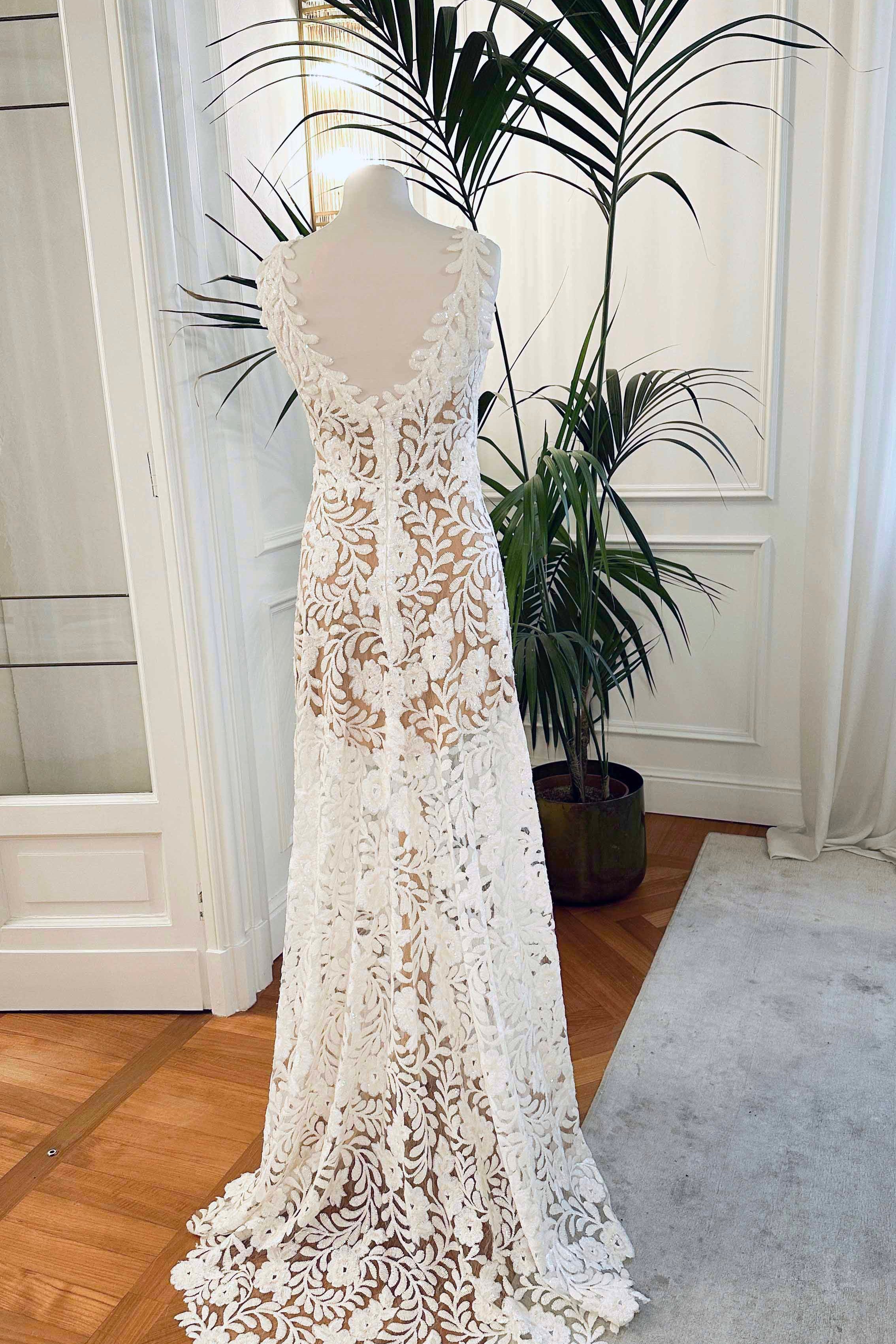 Abito da sposa lungo in pizzo bianco con strascico, scollo a V e paillettes luminose – Sofia Provera Atelier