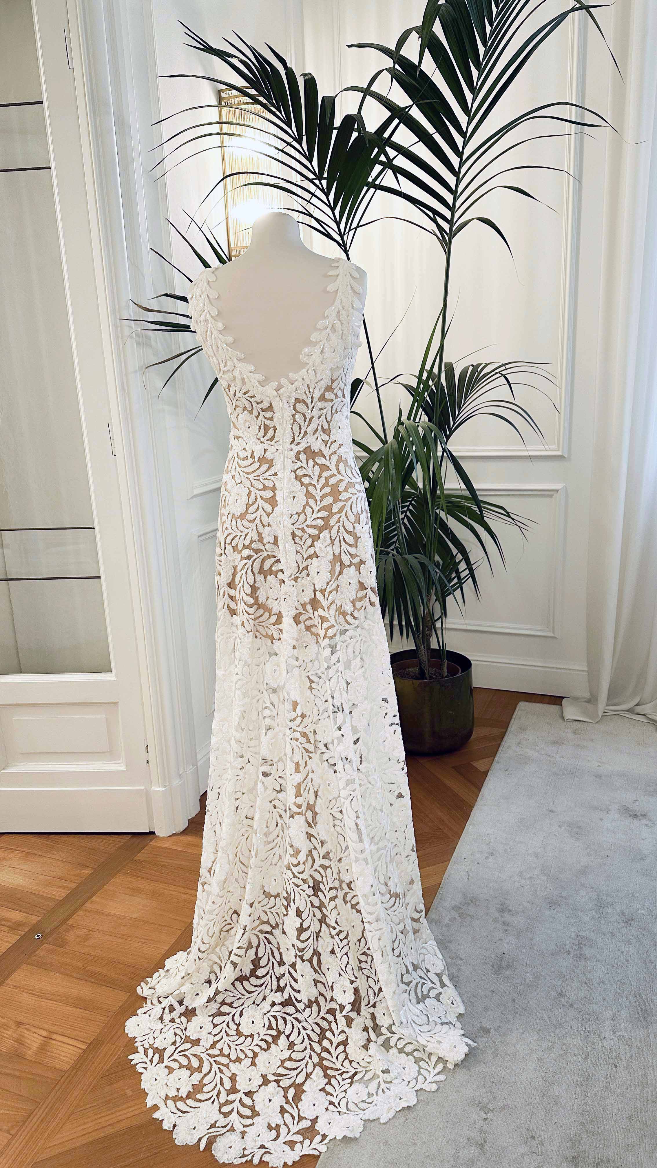 Abito da sposa lungo in pizzo bianco con strascico, scollo a V e paillettes luminose – Sofia Provera Atelier