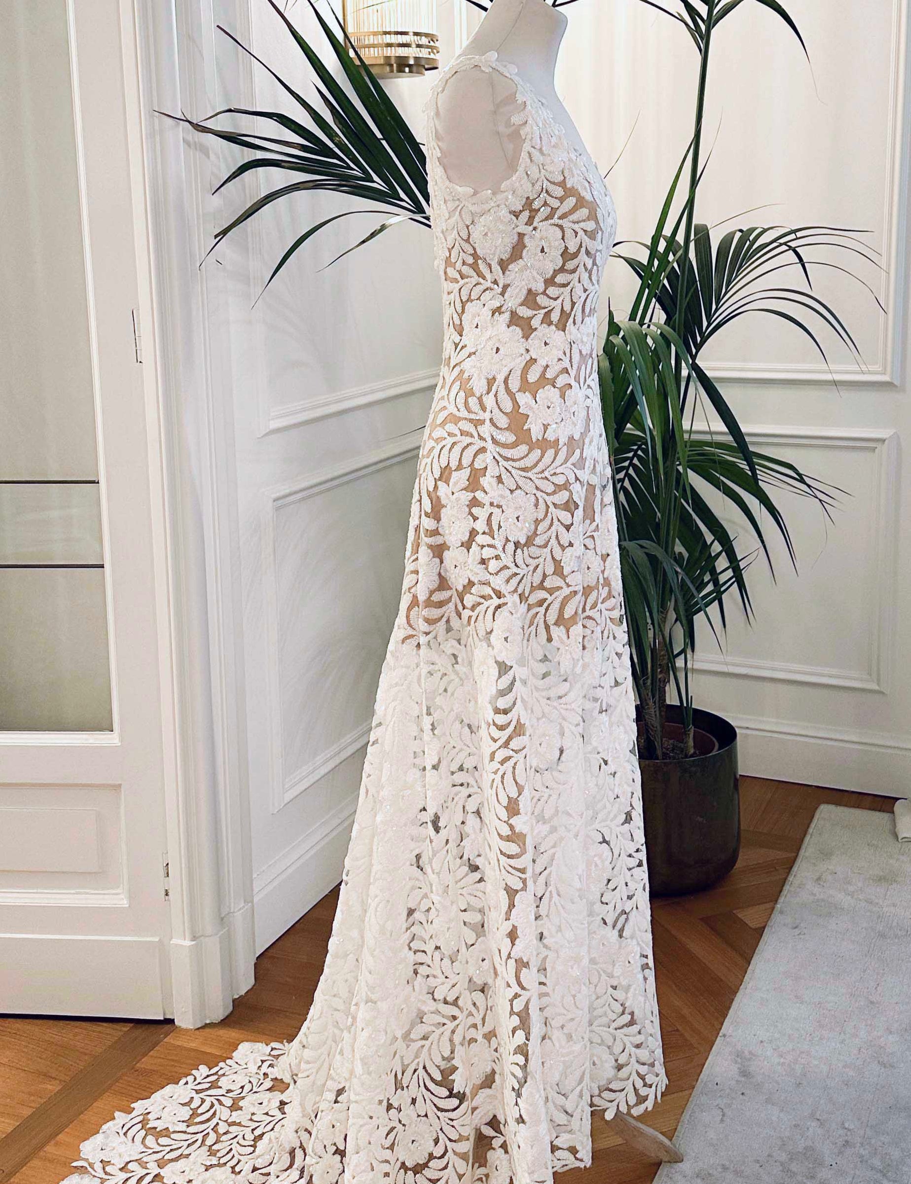 Abito da sposa lungo in pizzo bianco con strascico, scollo a V e paillettes luminose – Sofia Provera Atelier