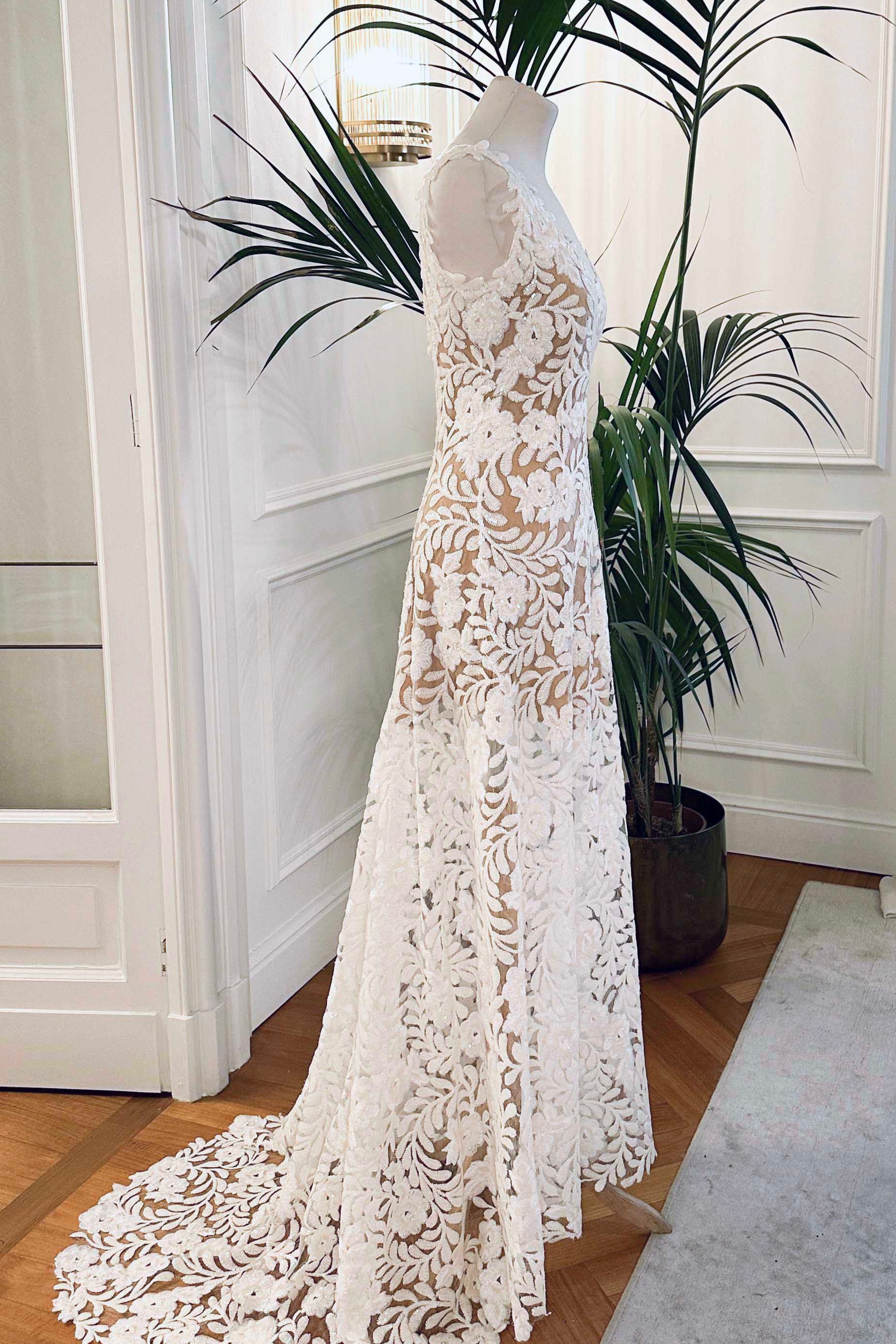 Abito da sposa lungo in pizzo bianco con strascico, scollo a V e paillettes luminose – Sofia Provera Atelier