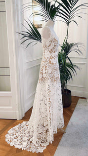 Abito da sposa lungo in pizzo bianco con strascico, scollo a V e paillettes luminose – Sofia Provera Atelier