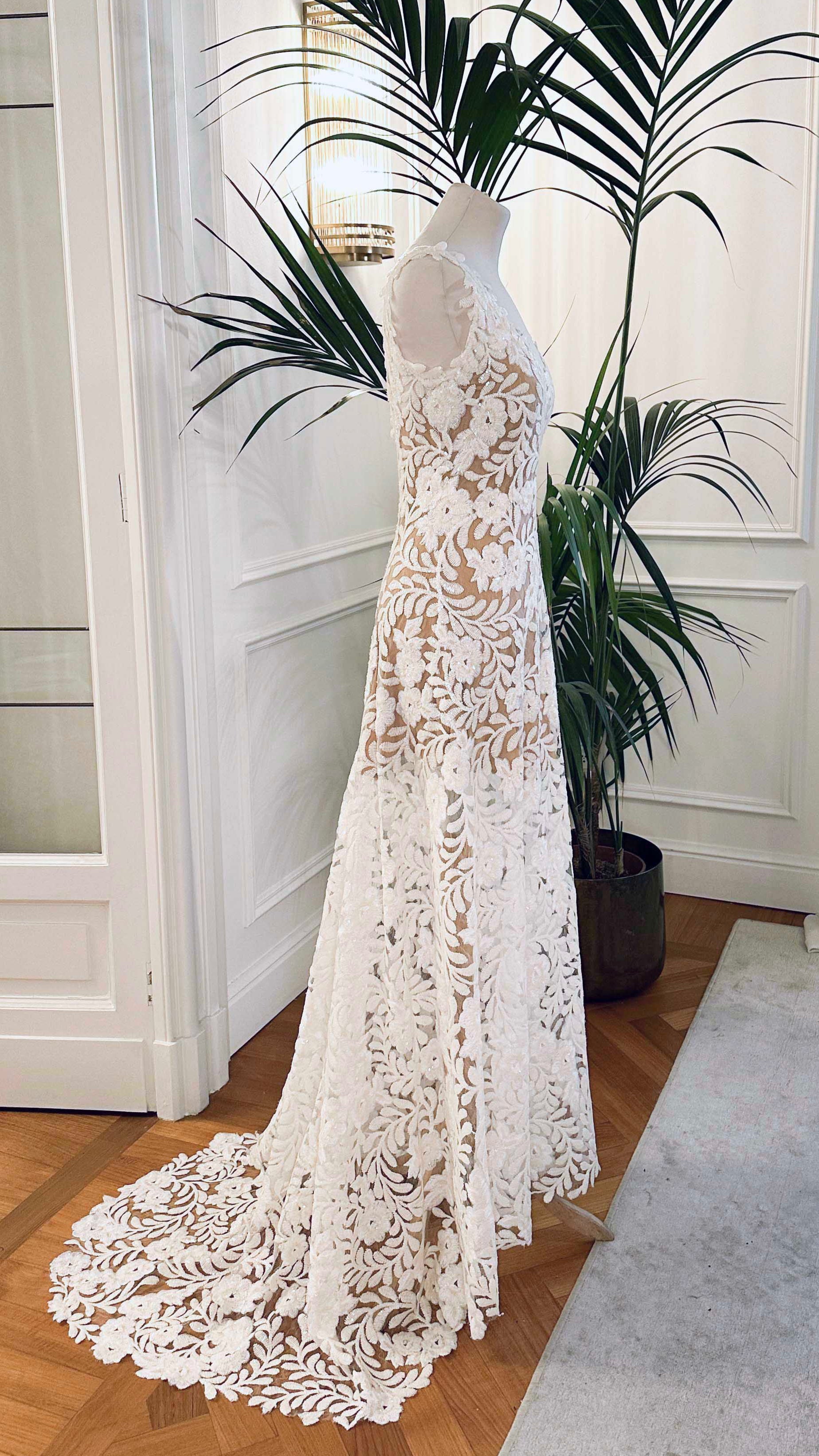 Abito da sposa lungo in pizzo bianco con strascico, scollo a V e paillettes luminose – Sofia Provera Atelier