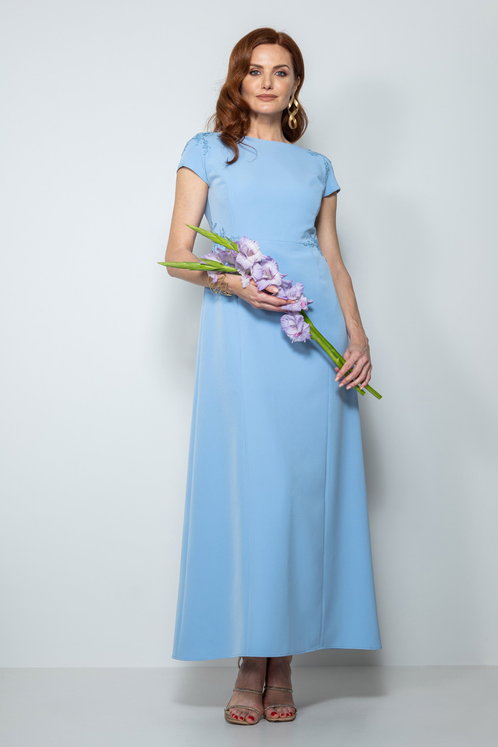 Abito mamma sposa galateo “Celeste” indossato da modella, vista frontale e dettagli ricami.