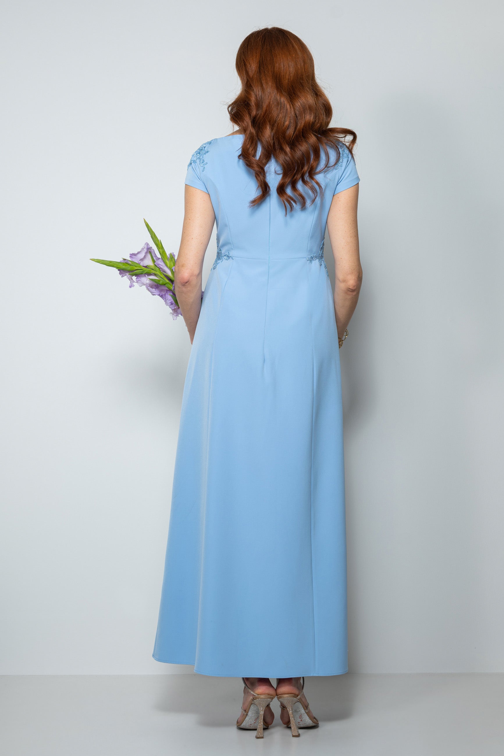 Abito mamma sposa galateo “Celeste” indossato da modella, vista frontale e dettagli ricami.