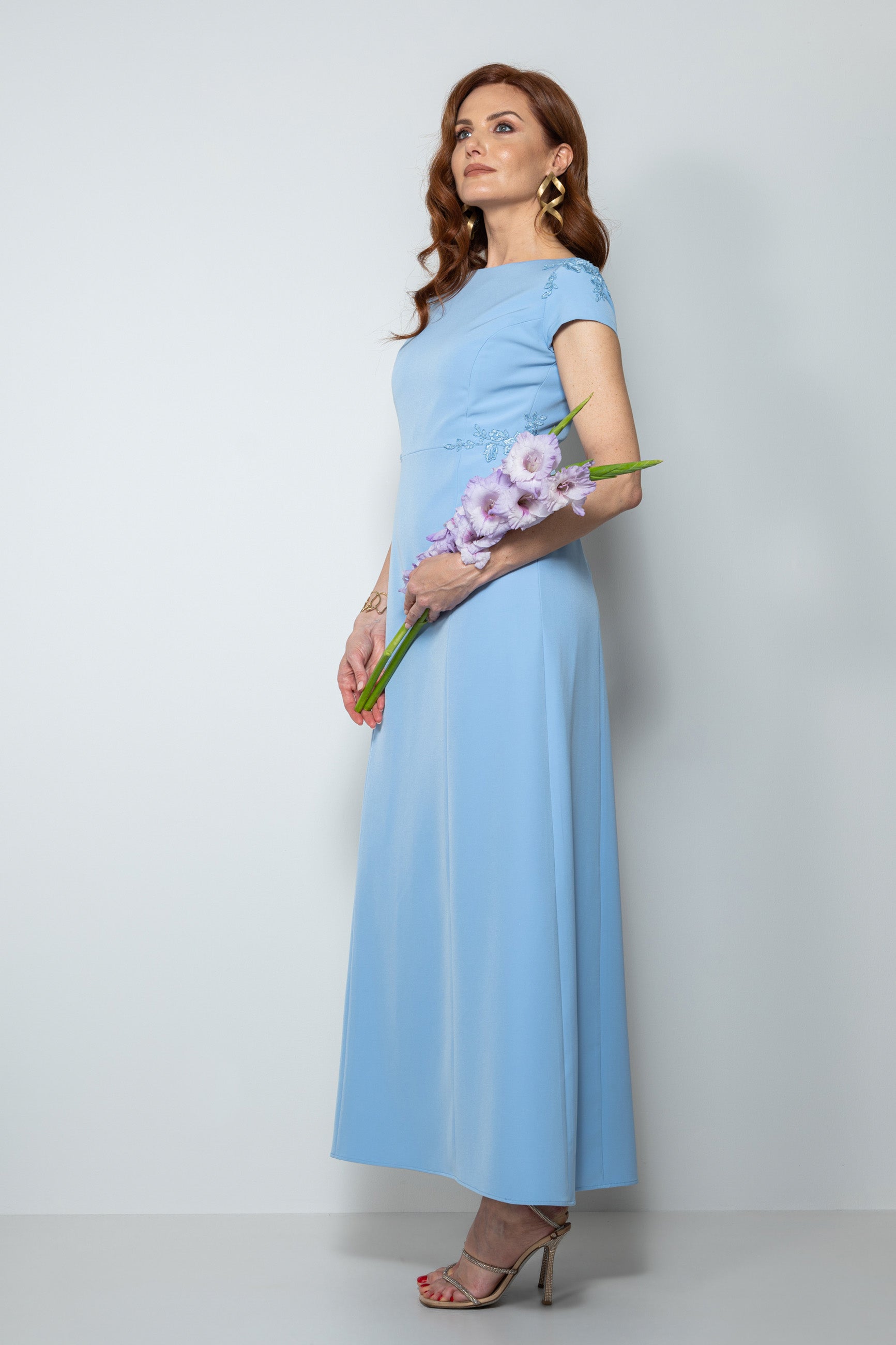 Abito mamma sposa galateo “Celeste” indossato da modella, vista frontale e dettagli ricami.