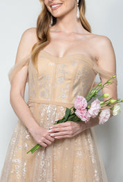 Vestito 18esimo corto in pizzo nude con drappeggi in tulle e spallina scesa – Sofia Provera