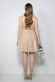 Vestito 18esimo corto in pizzo nude con drappeggi in tulle e spallina scesa – Sofia Provera