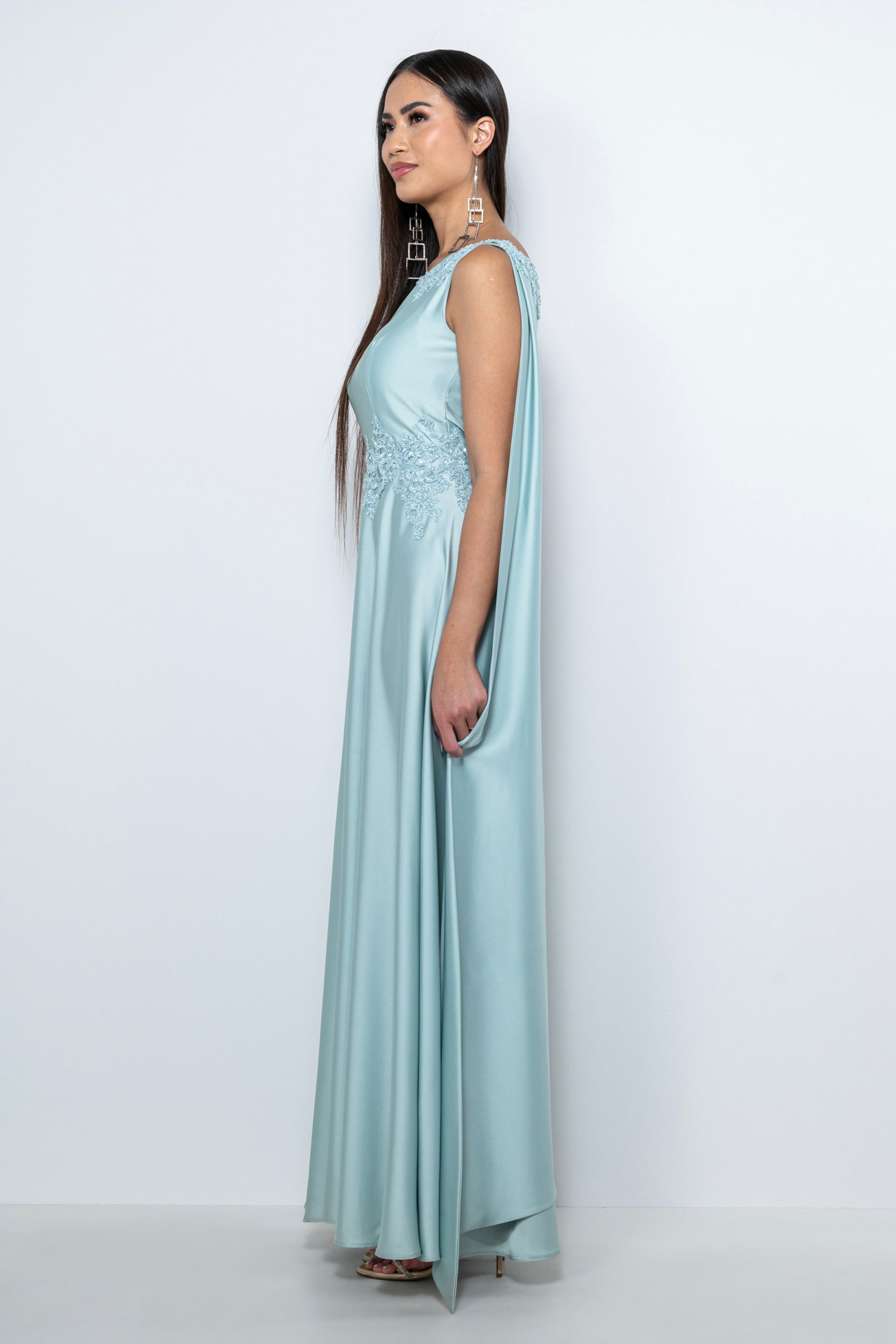 Abito cerimonia lungo in satin color menta "Phoebe" con scollo asimmetrico e ricami artigianali, disponibile a noleggio.