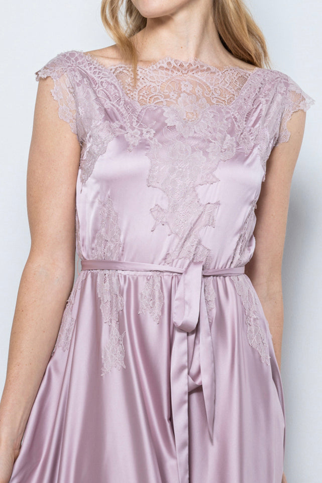 Abito cerimonia in satin rosa antico a noleggio, abito April di Sofia Provera Atelier Dettaglio scollo a barchetta con pizzo chantilly intarsiato a mano dell’abito cerimonia in satin April Modella indossa abito cerimonia in satin rosa antico a noleggio April di Sofia Provera