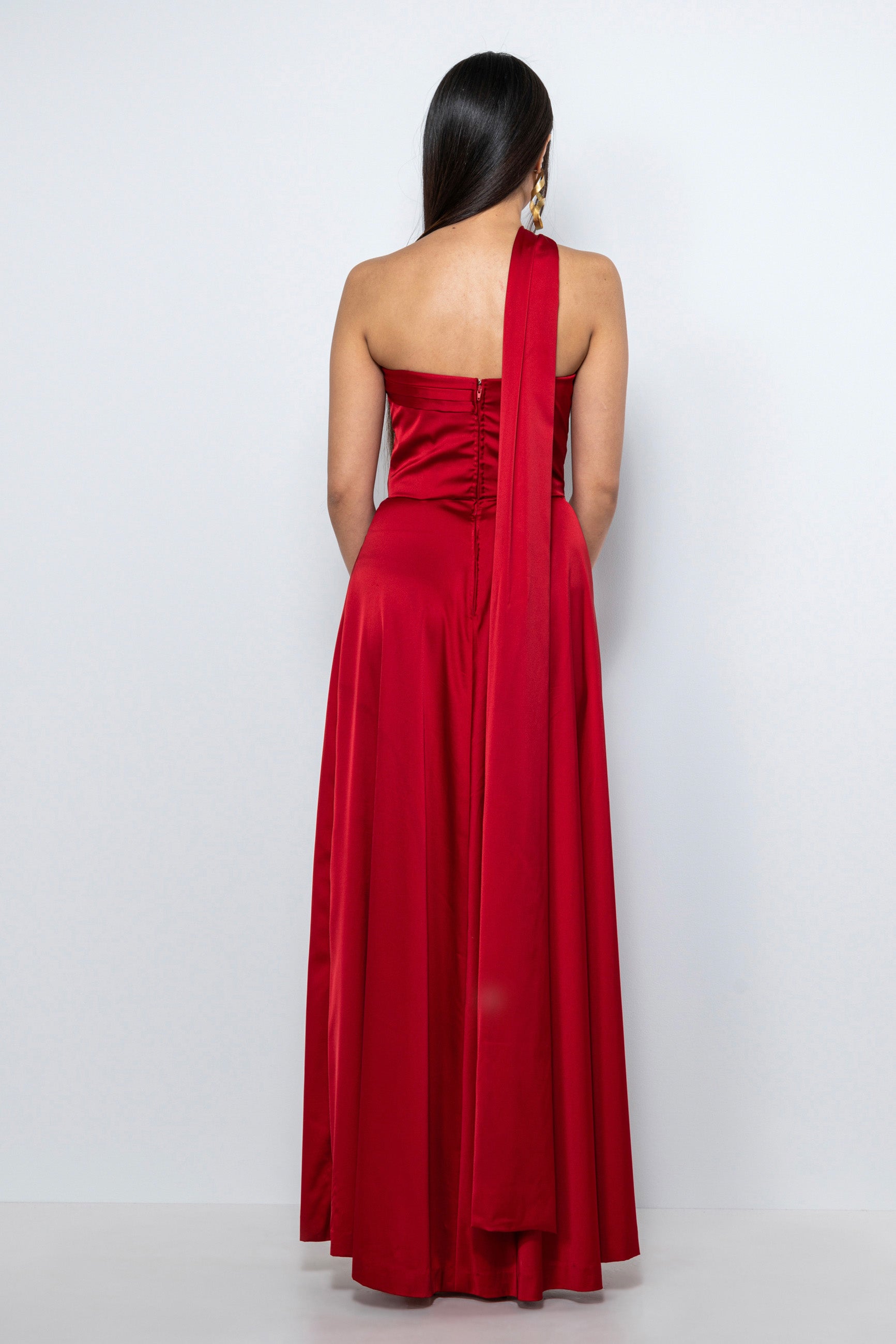 vestito 18esimo lungo rosso con ricami e spacco in satin – Sofia Provera Atelier