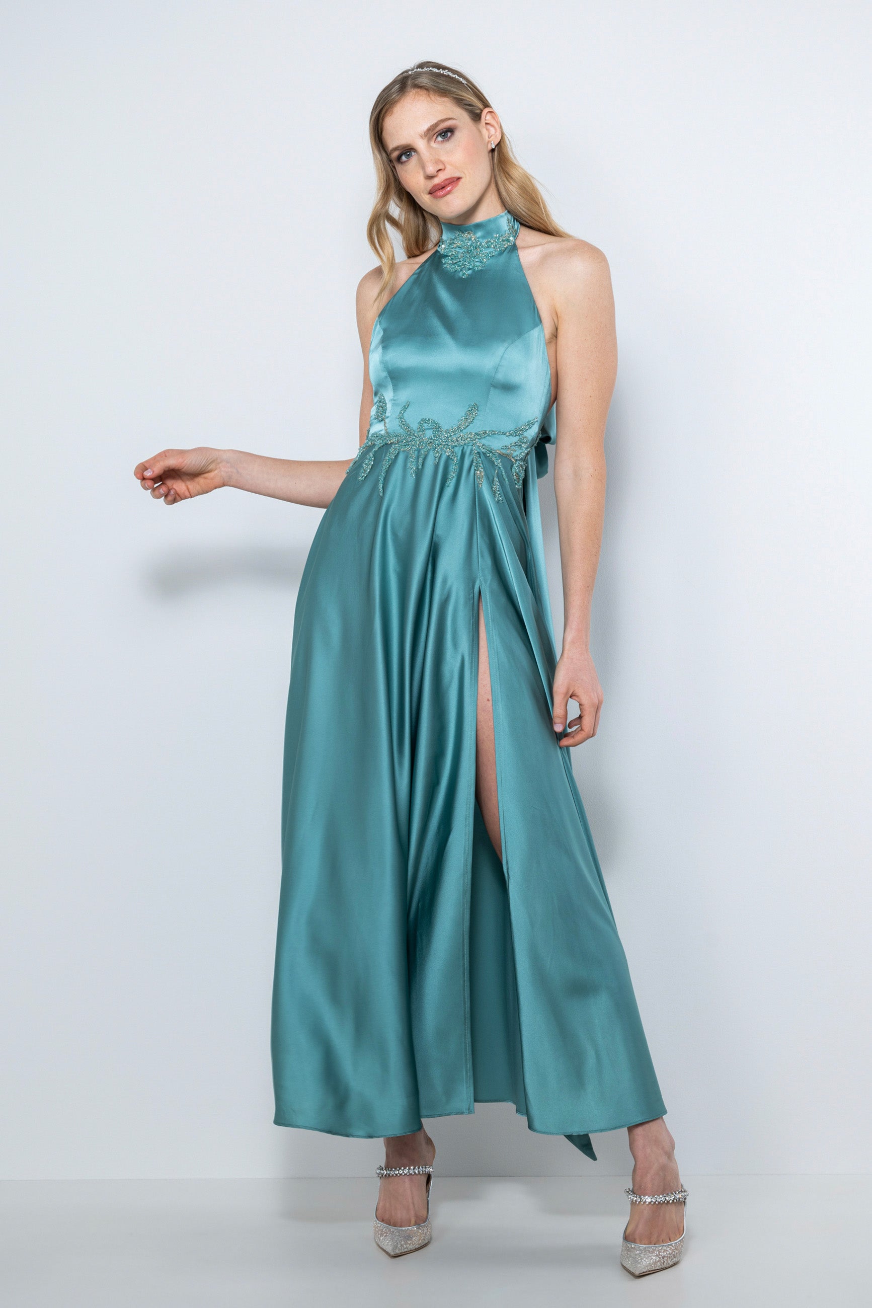Abito cerimonia lungo in satin rosa Aria con scollo all'americana e fiocco sulla schiena – Sofia Provera Atelier Dettaglio fiocco sulla schiena dell'abito cerimonia Aria in satin Ricami esclusivi a mano sullo scollo e vita dell'abito cerimonia Aria – Sofia Provera Atelier Modella indossa abito cerimonia lungo in satin Aria con fiocco sulla schiena