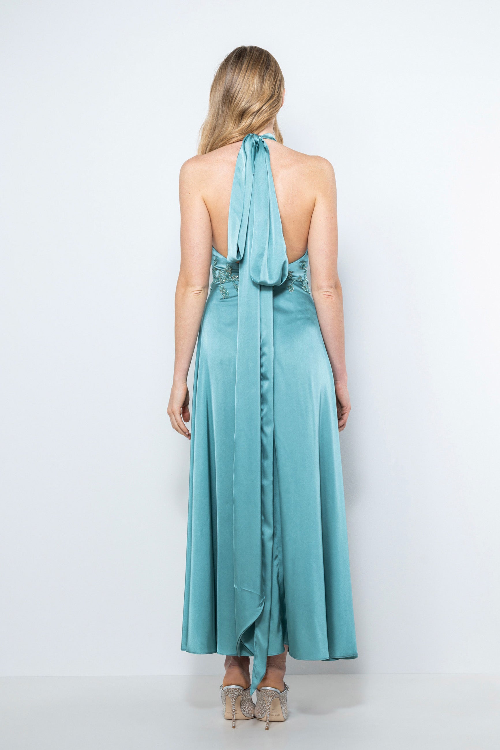 Abito cerimonia lungo in satin rosa Aria con scollo all'americana e fiocco sulla schiena – Sofia Provera Atelier Dettaglio fiocco sulla schiena dell'abito cerimonia Aria in satin Ricami esclusivi a mano sullo scollo e vita dell'abito cerimonia Aria – Sofia Provera Atelier Modella indossa abito cerimonia lungo in satin Aria con fiocco sulla schiena