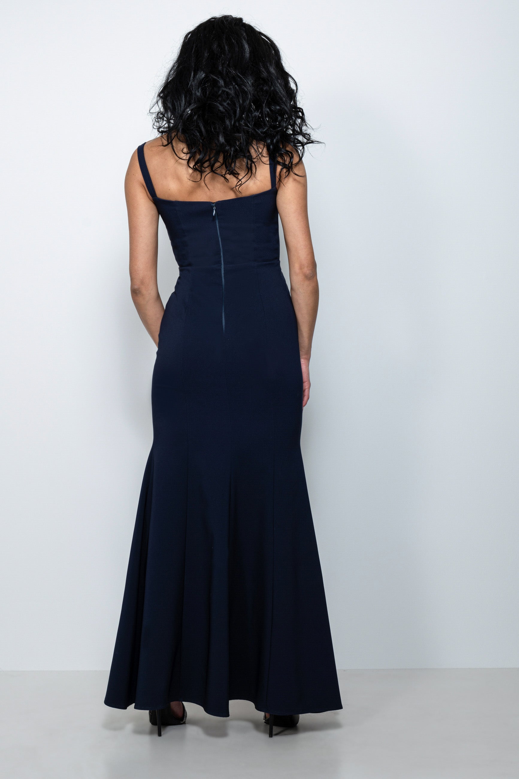 vestito lungo per diciottesimo in tessuto blu scuro con scollo squadrato e spalline sottili – Sofia Provera Atelier