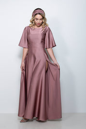 Abito cerimonia lungo in satin color terracotta con scollo a barchetta e spacco laterale – Sofia Provera Atelier