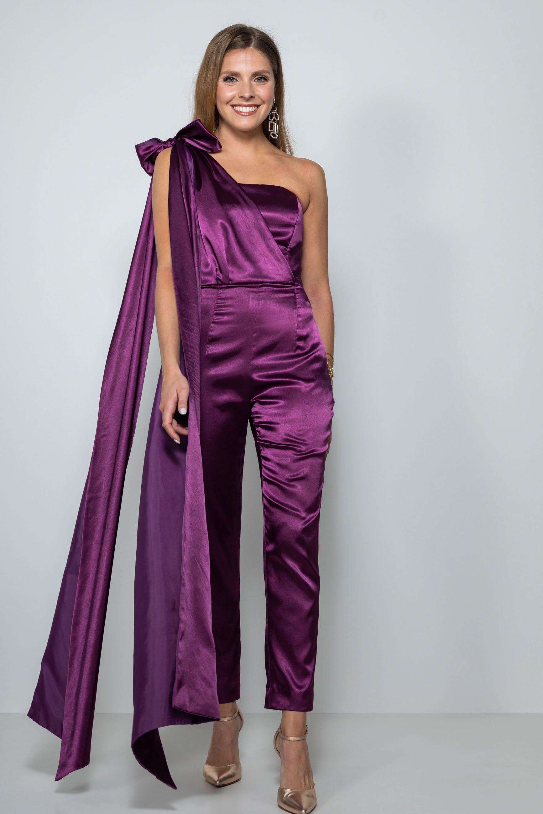Abiti cerimonia eleganti – Completo Carolyn in satin vinaccia con sovragonna – Sofia Provera Atelier Dettaglio scollo asimmetrico e cintura drappeggiata del completo cerimonia Carolyn