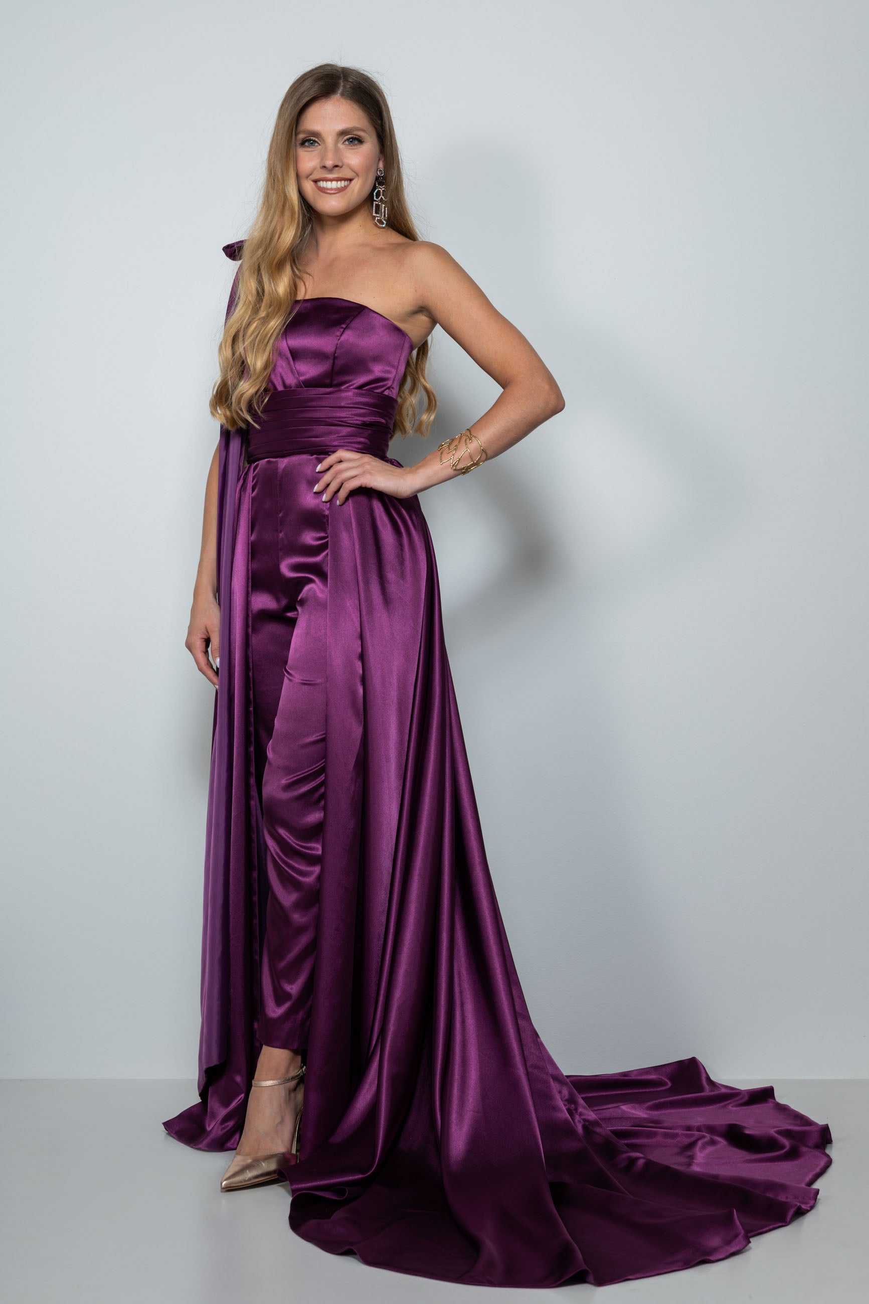 Abiti cerimonia eleganti – Completo Carolyn in satin vinaccia con sovragonna – Sofia Provera Atelier Dettaglio scollo asimmetrico e cintura drappeggiata del completo cerimonia Carolyn